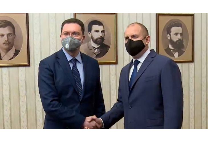 Румен Радев връчи мандат на Даниел Митов Румен Радев връчи мандат на Даниел Митов